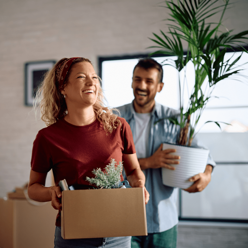 A couple moving into their Florida apartment. Find out how Monarch can help you find the insurance coverage you need for your rental.